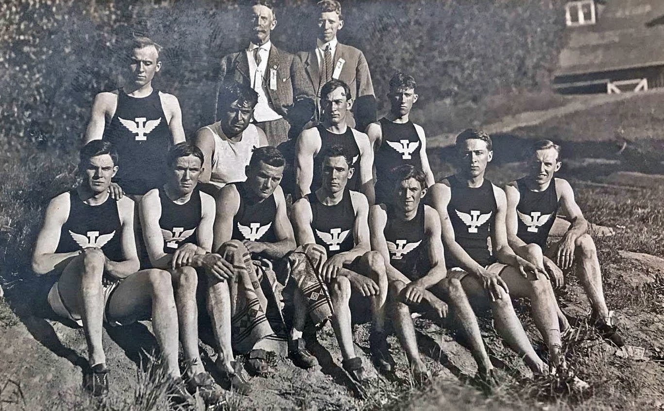 Wesley-Ream-with-track-team-1910